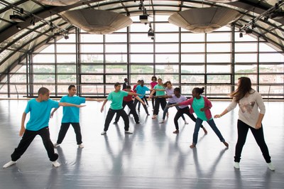 dans la salle de danse